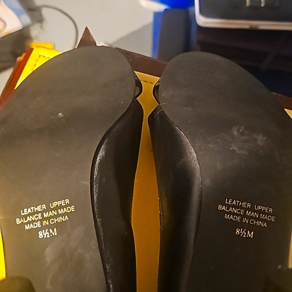 Apostrophe Designer Shoes, Sz 8, Black, Leather, Criss Cross Open Toe, 3.5" Heel - Picture 10 of 10